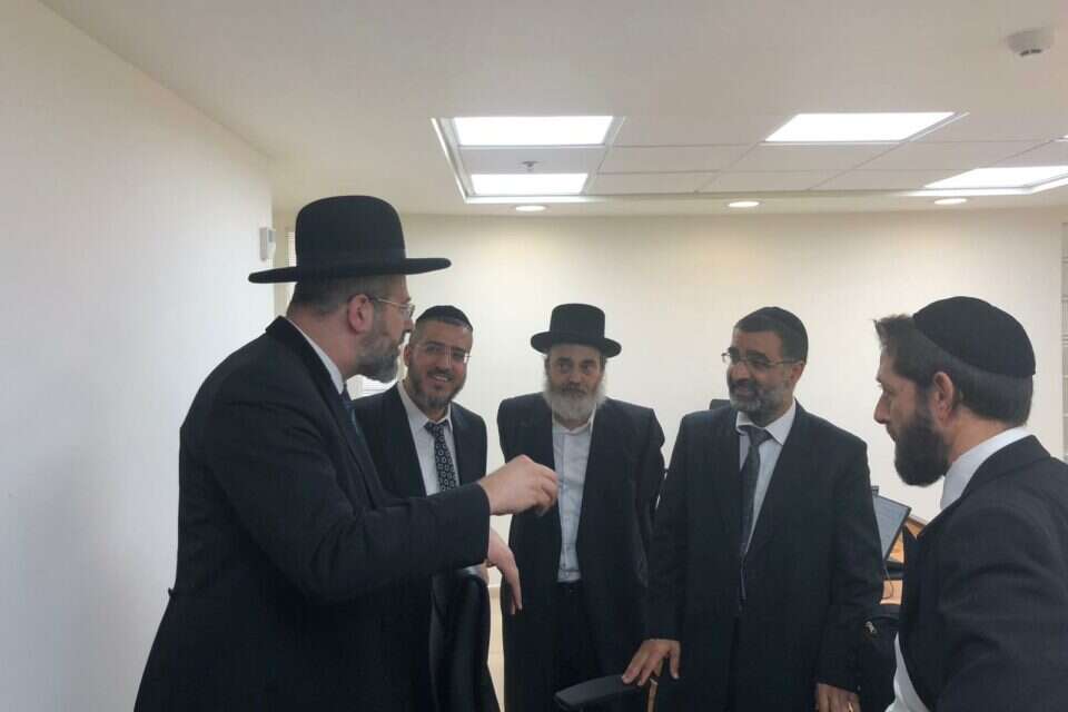 חברי בית הדין הרבני הגדול ברגע של מנוחה , דוברות הרב לאו