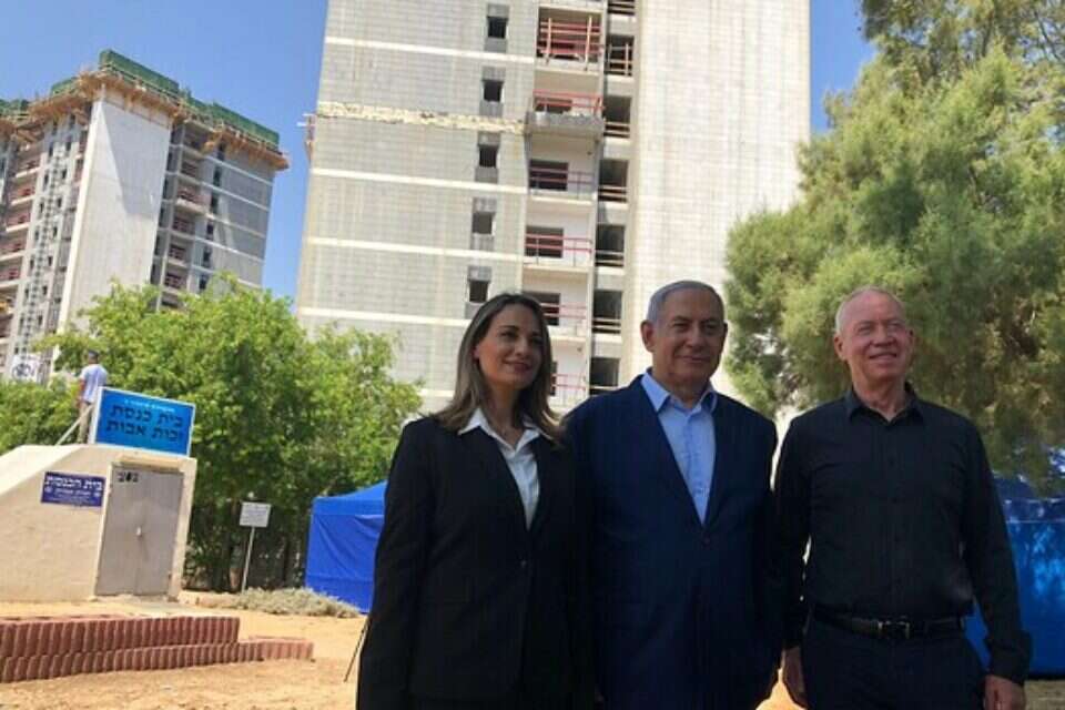 צילום: דוברות הליכוד // נתניהו, גלנט ויפעת שאשא-ביטון על רקע יחידות הדיור המוקמות ,