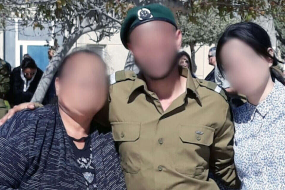 א' עם בני משפחתו // צילום: דובר צה"ל // א' עם בני משפחתו // צילום: דובר צה"ל ,