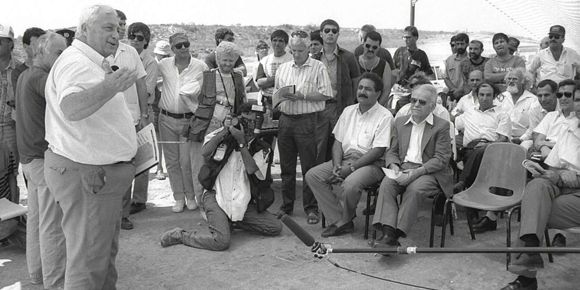 שר הבינוי שרון מתדרך את ראש הממשלה יצחק שמיר, 1990 , צביקה ישראלי