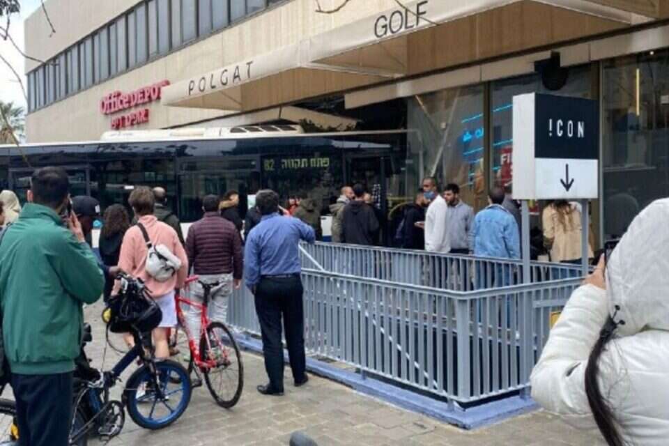 התנגשות האוטובוס בחנות הבגדים , לירן אוהלי
