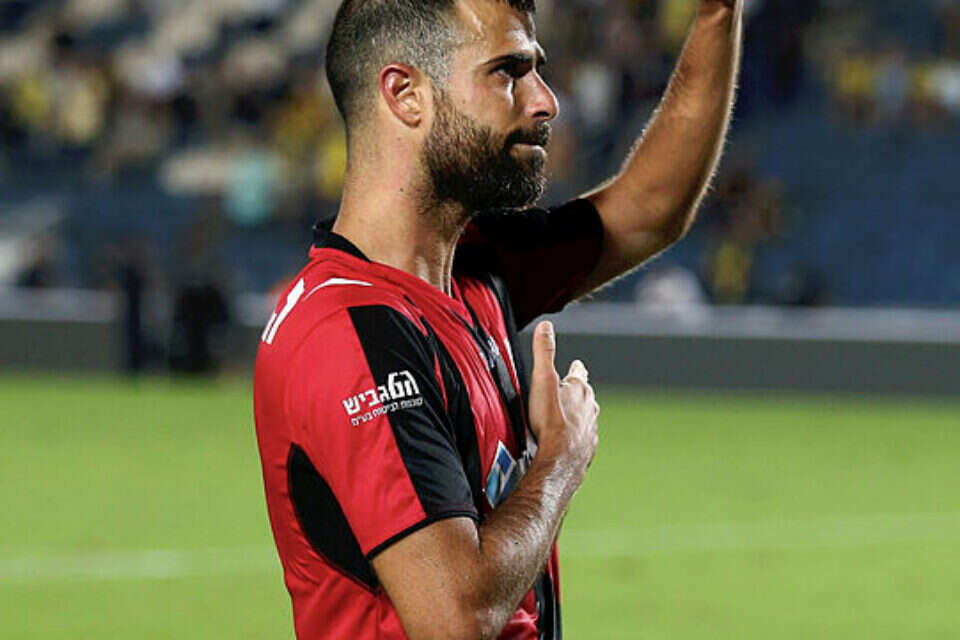 צילום: אלן שיבר // בן בסט במדים האדומים שחורים. חוזר לכרמל , 