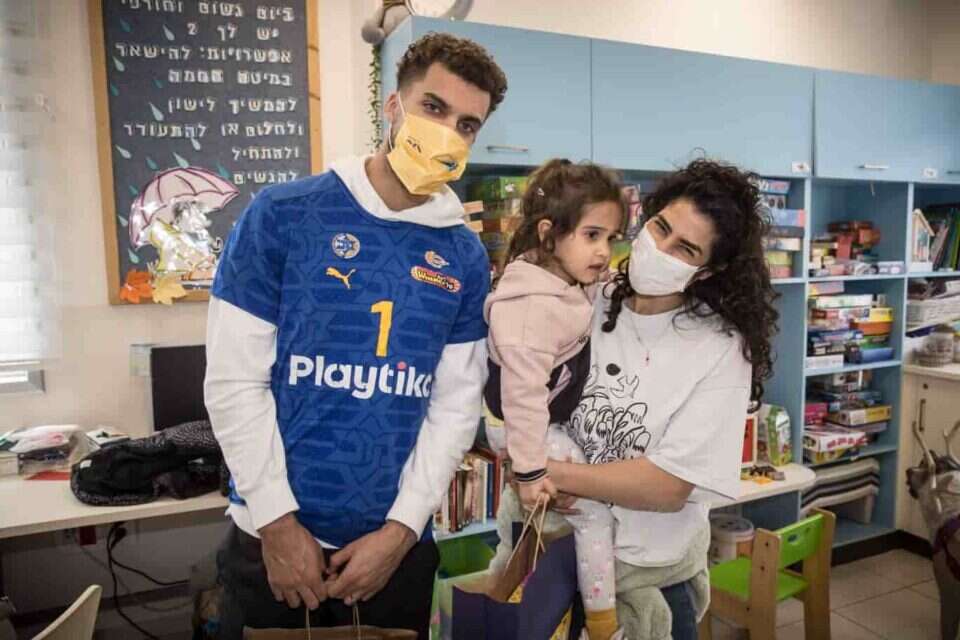סקוטי ווילבקין בביקור המרגש, היום בבית החולים דנה , באדיבות מכבי תל אביב