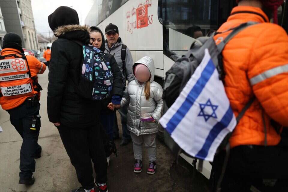 פליטים שעושים את דרכם ארצה ממולדובה לאחר שנמלטו מאוקראינה , אי.פי.איי.
