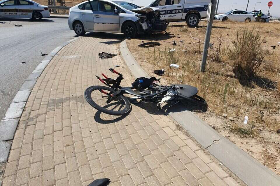 רכב שפרץ למסלול התחרות עלה על אי תנועה ופגע ברוכב ,