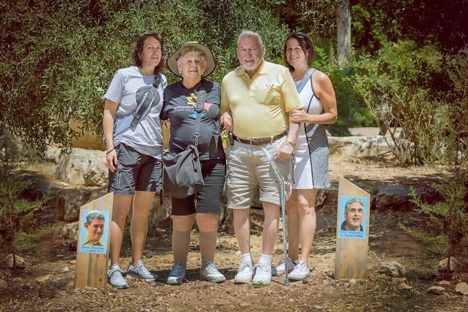 המשפחה לצד העץ שנשתל לזכר יקיריהם "בית אורי". צילום: נטשה קופרמן ,