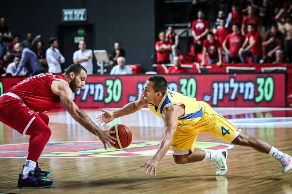 סטול מול לימונד, אשדוד מול הפועל ת"א. שני מגרשים, כרטיס אחד // צילום: עודד קרני // סטול מול לימונד, אשדוד מול הפועל ת"א. שני מגרשים, כרטיס אחד ,