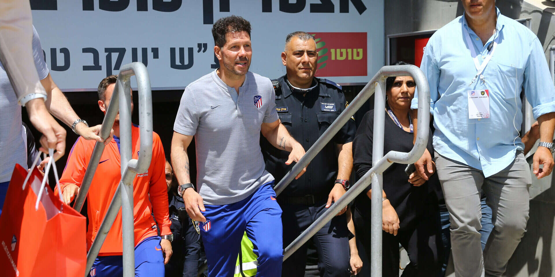 צילום: לירון מולדובן // דייגו סימאונה עולה במדרגות של טרנר. שיתוף פעולה פורה , 