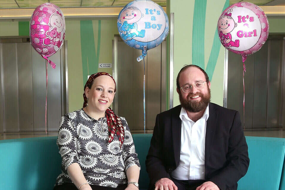 דבורה וראובן גינזבורג. "הקב"ה השלים לנו ואף הוסיף והביא לנו שלישייה" ,
