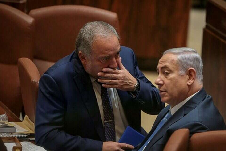 המתיחות בין נתניהו לליברמן עולה שלב , אורן בן חקון