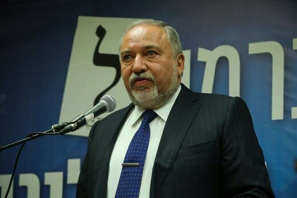 אביגדור ליברמן , אורן בן חקון