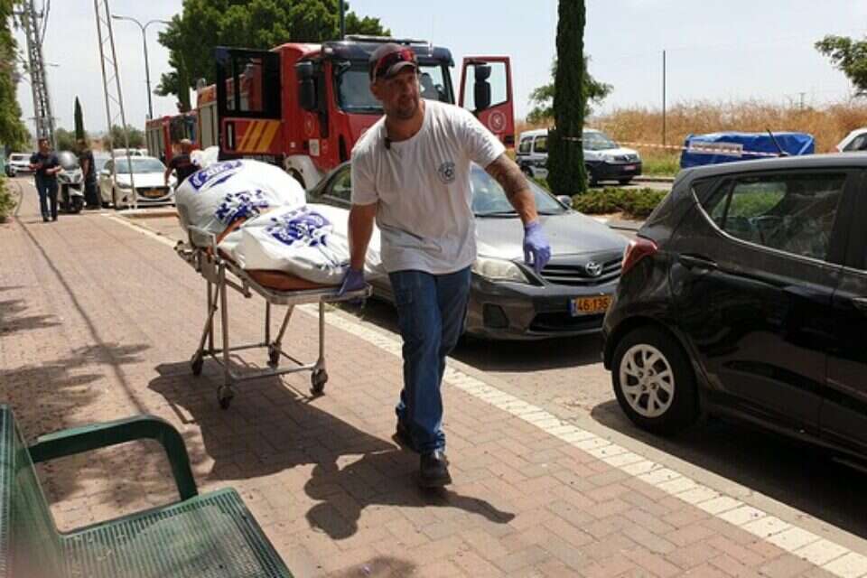 צילום: ירון דורון // חולץ מהדירה הבוערת ללא רוח חיים ,
