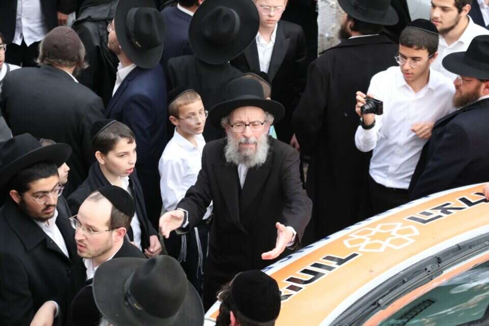 אבלים ליד ביתו של הרב קנייבסקי לאחר היוודע מותו , גדעון מרקוביץ'