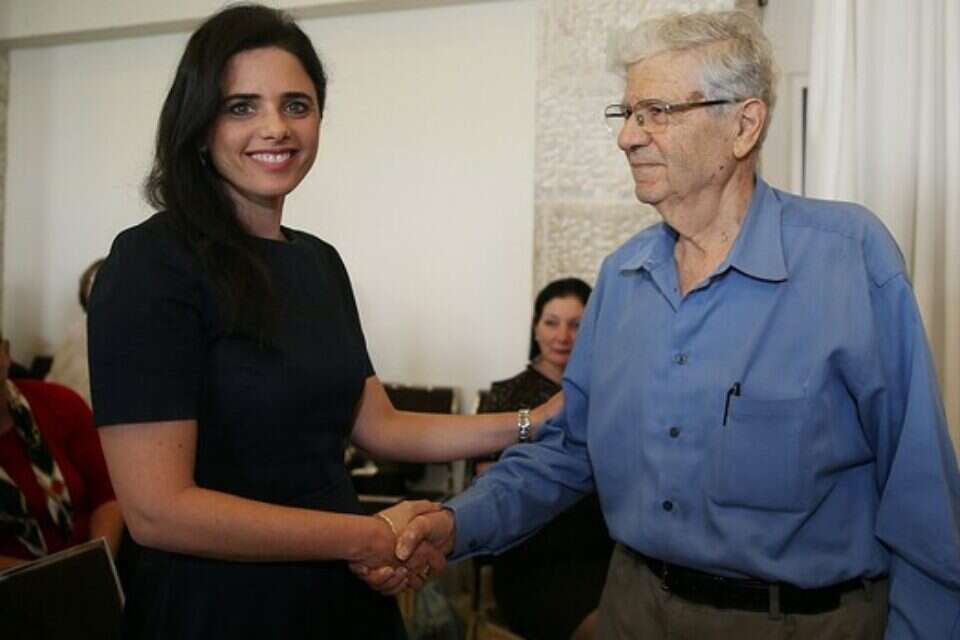 צילום: מרים צחי // שרת המשפטים איילת שקד ונשיא העליון לשעבר אהרון ברק ,