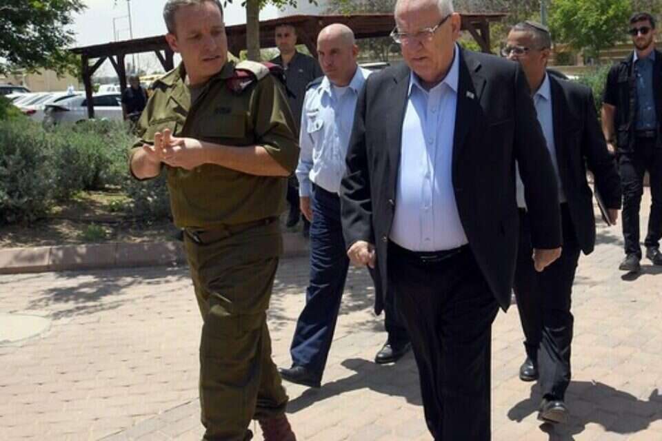 הנשיא ריבלין (מימין) בסיור בדרום // צילום: חיים צח, לע"מ // הנשיא ריבלין (מימין) בסיור בדרום, היום // צילום: חיים צח, לע"מ ,