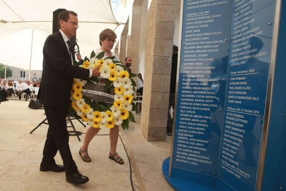 יו"ר הסוכנות, יצחק הרצוג, מניח זר על קיר ההנצחה // צילום: אורן בן חקון , 