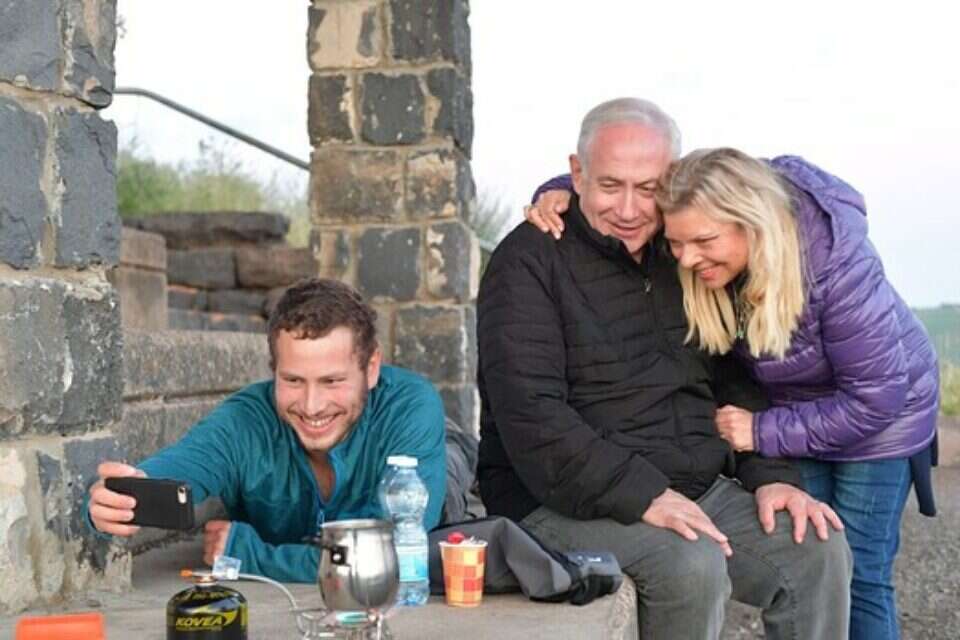 משפחת נתניהו שותה קפה בשטח // צילום: קובי גדעון, לע"מ ,