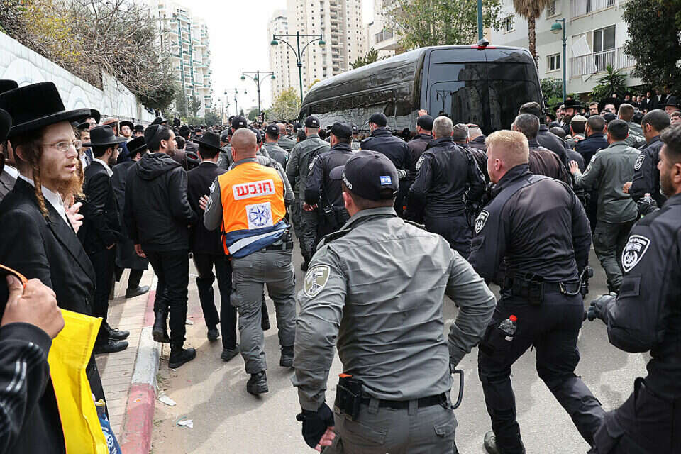 שוטרים ולוחמי מג"ב בעת ההלוויה של הרב קנייבסקי , קוקו