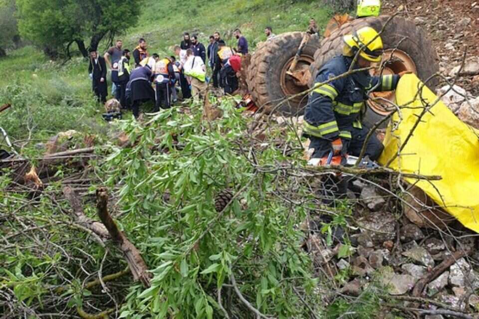 צילום: דוברות כבאות והצלה, מחוז צפון // צוותי הכיבוי פעלו לחילוץ הנהג הלכוד מהמשאית ,