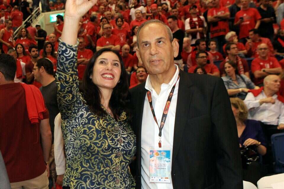 צילום: אלן שיבר // שמואל פרנקל עם מירי רגב. "כפי שכבר התרענו בעבר, עומס המשחקים של היורוליג פוגע ויפגע" ,