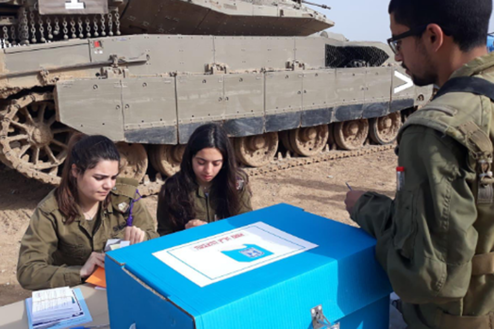חיילים מצביעים // צילום: דובר צה"ל ,