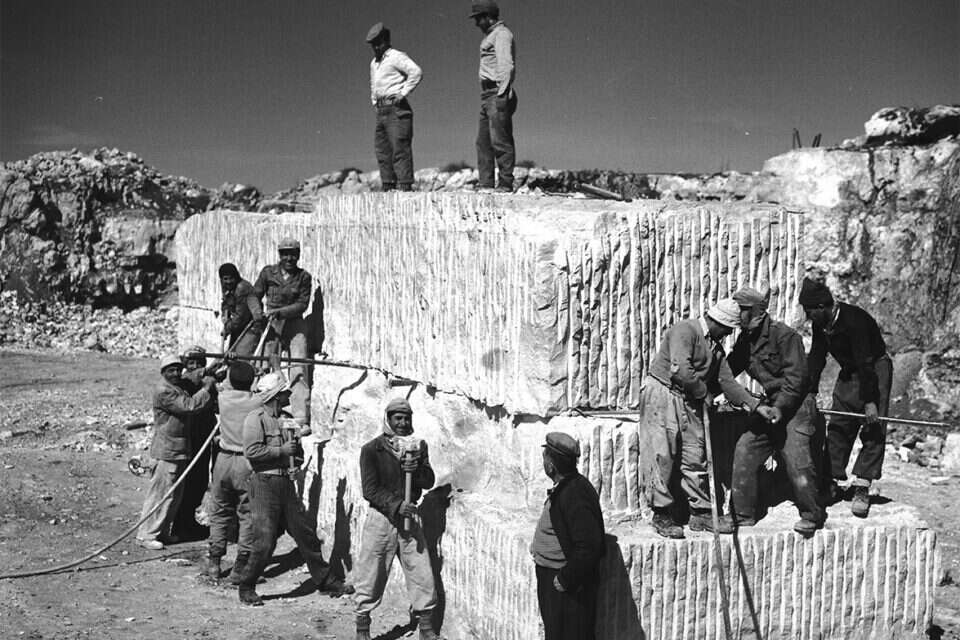 צילום: אברהם מלבסקי, באדיבות ארכיון הצילומים של קק"ל // פועלים במחצבת אבן בהרי ירושלים, 1949 ,