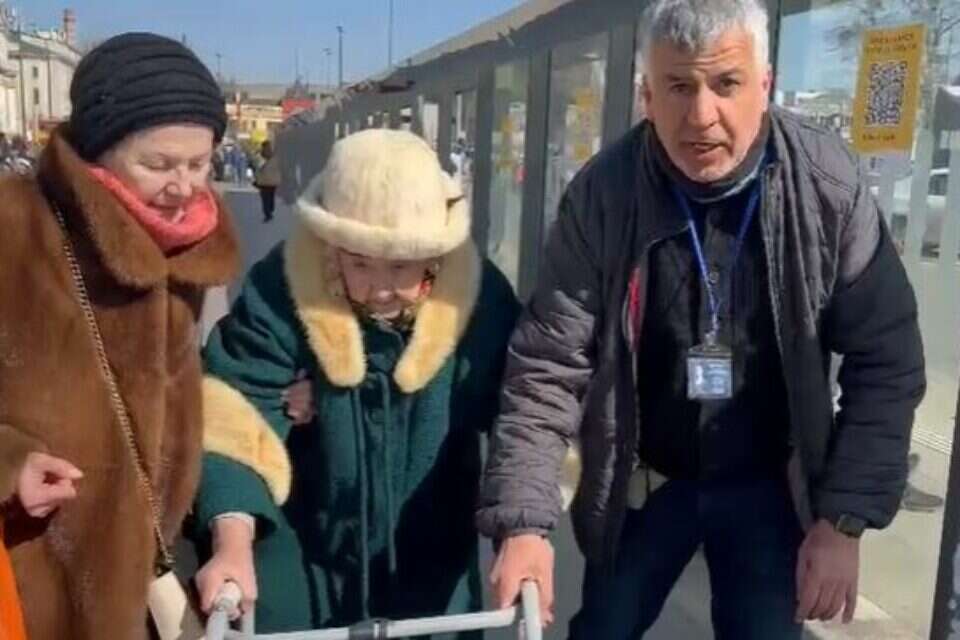 אנשי הארגון מסייעים לניצולת שואה , ארגון השגרירות הנוצרית הבינלאומית ירושלים