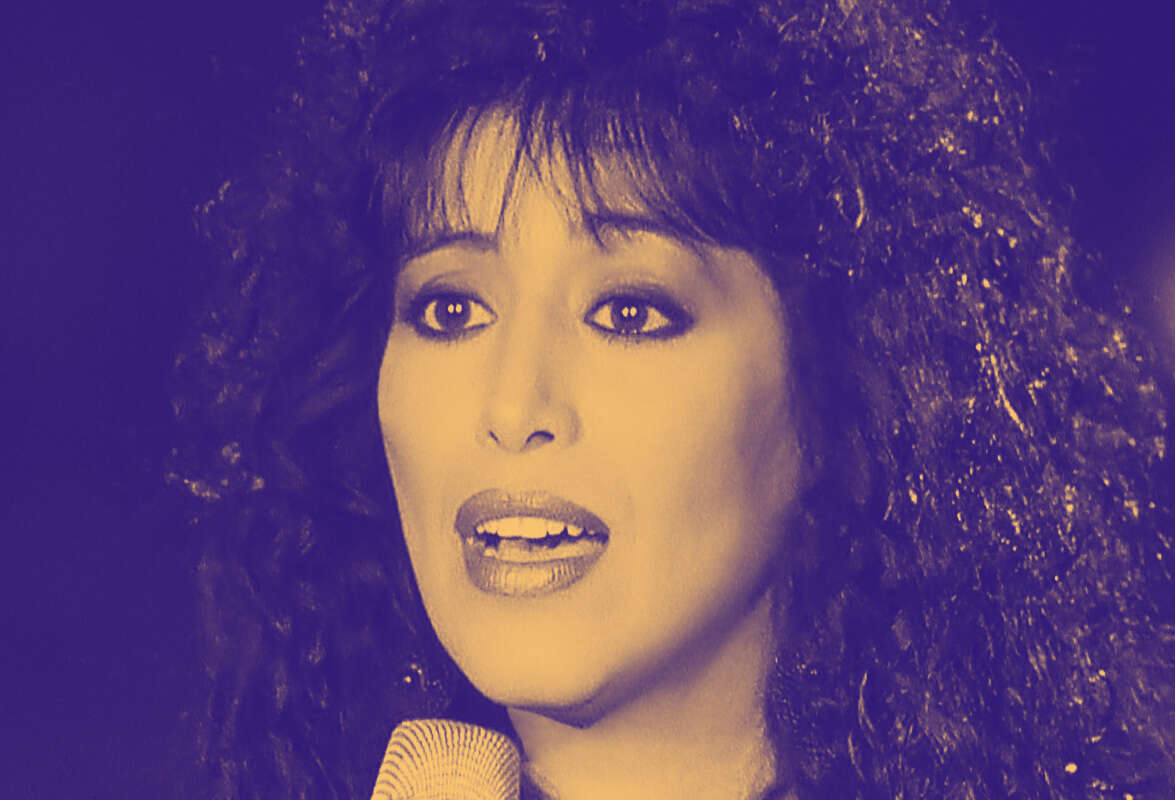 ככה עוד לא שמעתם את עפרה חזה