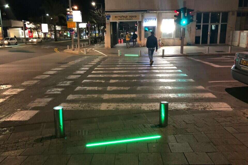 מעבר חציה עם "הרמזור החדש" // צילום: מתוך הפייסבוק של עיריית תל אביב // מעבר חציה עם "הרמזור החדש" // צילום: מתוך הפייסבוק של עיריית תל אביב ,