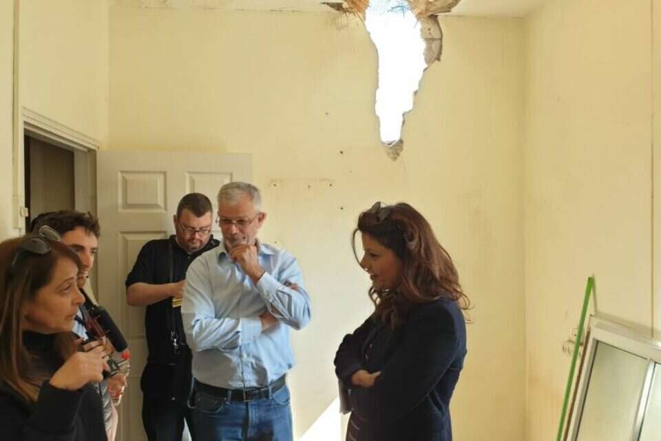 אורלי לוי אבקסיס ודדי פרלמוטר בביקור בבית משפחת מוסקוביץ' בשדרות ,