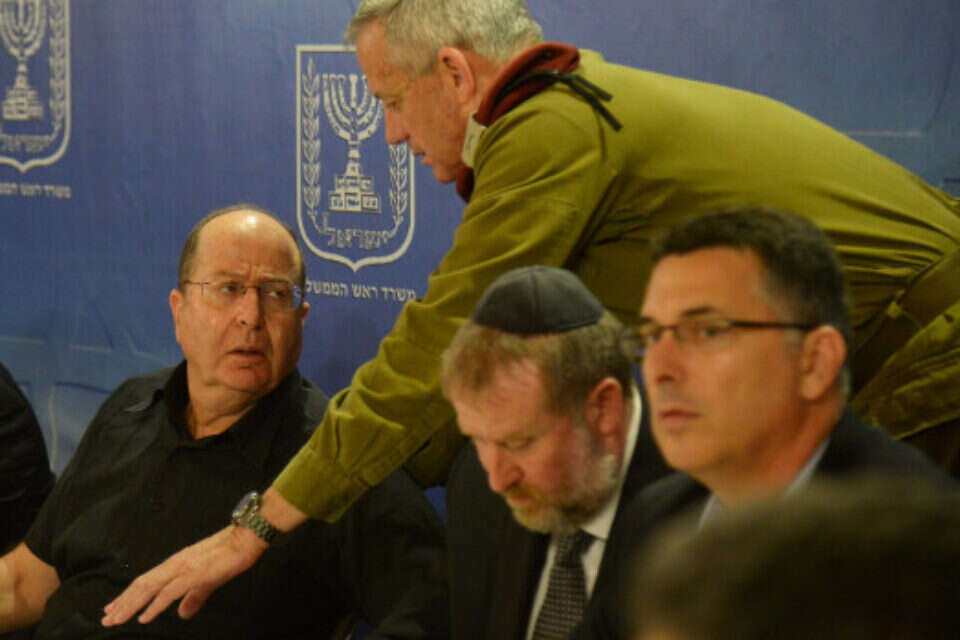 בני גנץ (מימין) ובוגי יעלון במהלך מבצע צוק איתן, 2014 // צילום: יוסי זליגר // בני גנץ (מימין) ובוגי יעלון במהלך מבצע צוק איתן, 2014 // צילום: יוסי זליגר ,