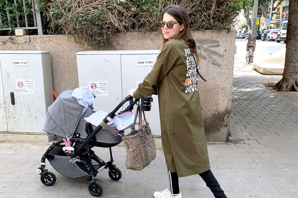 צילום: צ'ינו פפראצי // לירון ויצמן זורמת על חופשת הלידה במרכז תל אביב ,