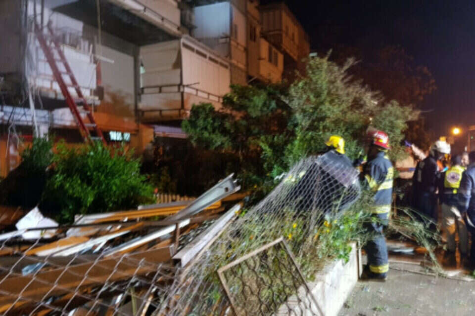 זירת הפיצוץ באשקלון // צילום: דוברות כיבוי והצלה // זירת הפיצוץ באשקלון // צילום: דוברות כיבוי והצלה ,