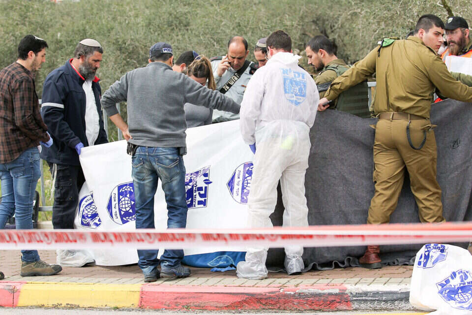 אנשי זק"א והכוחות במקום הפיגוע הרצחני // צילום: קוקו , 