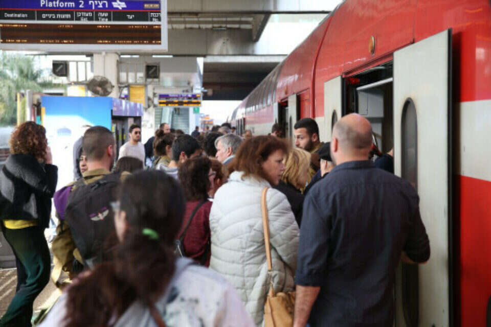 נוסעים בתחנת הרכבת סבידור מרכז בת"א // צילום: יהושע יוסף , 