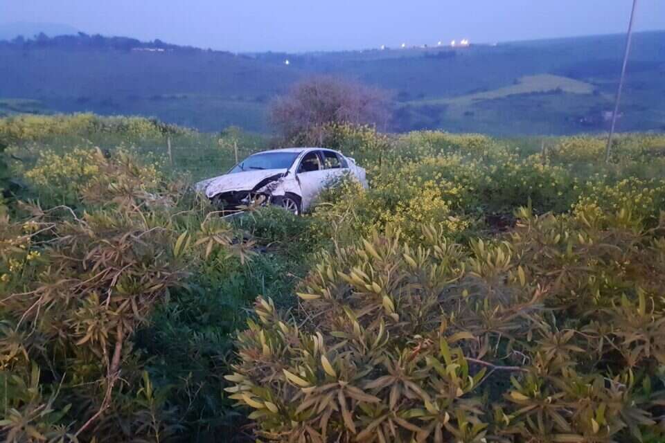 הרכב שסטה ועף מהכביש ביציאה מטבריה // צילום: דוברות המשטרה ,