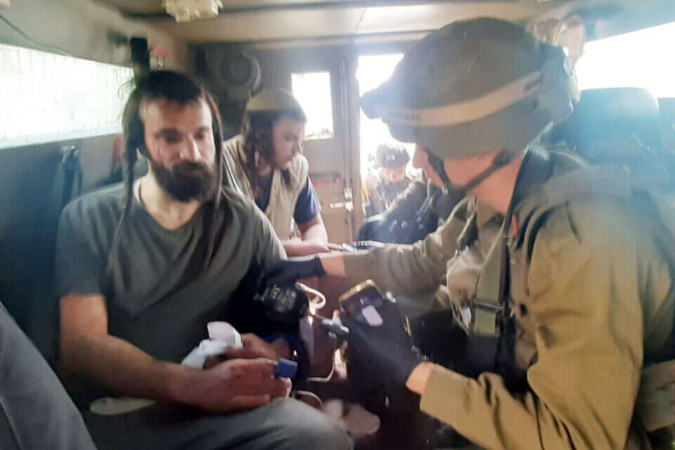 אחד הפצועים מקבל טיפול , ישיבת חומש