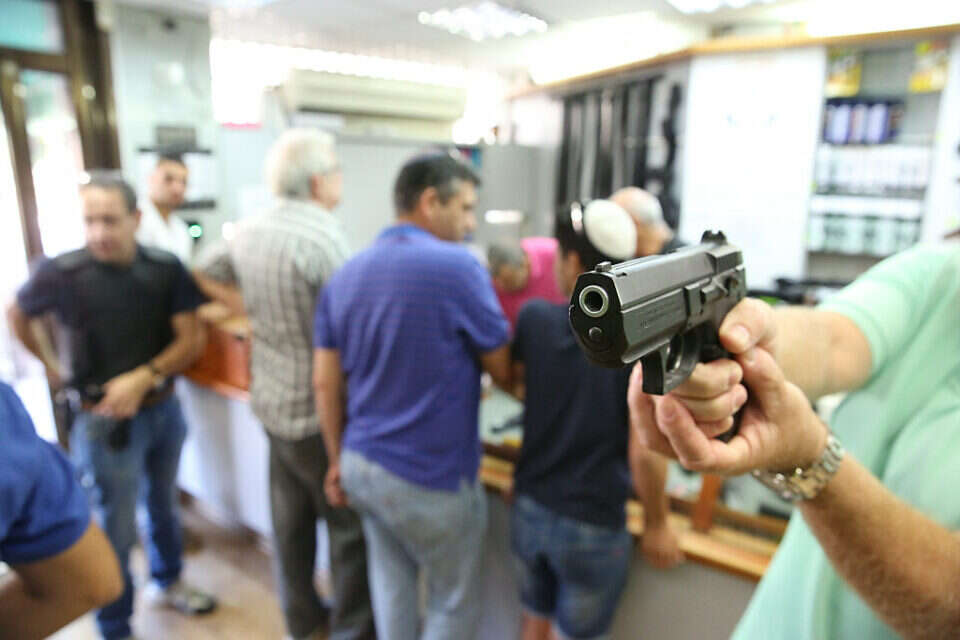 חנות נשק בתל אביב, ארכיון , יהושע יוסף
