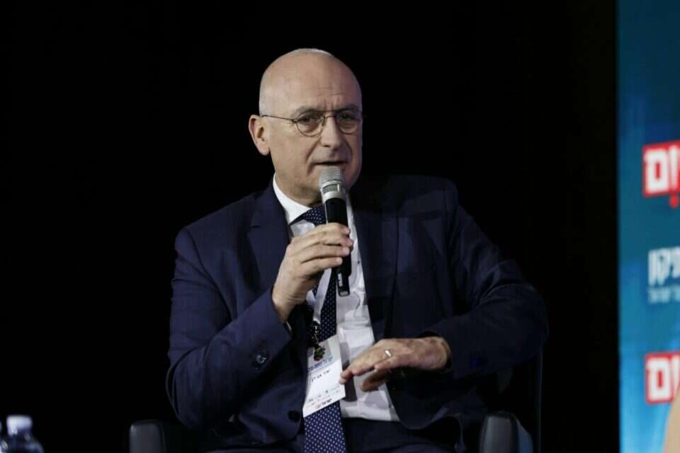 הודיע על התפטרות אבל טוען כי אין קשר למצב הפוליטי , אורן בן חקון