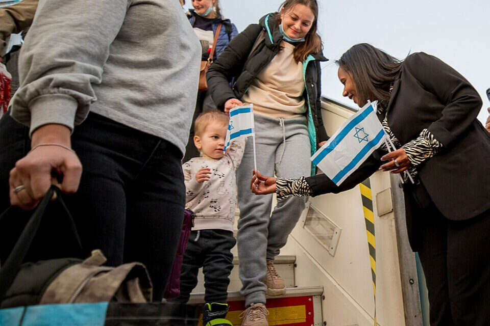 השרה תמנו שטה מקבלת את העולים מאוקראינה , נגה מלסה, משרד הקליטה