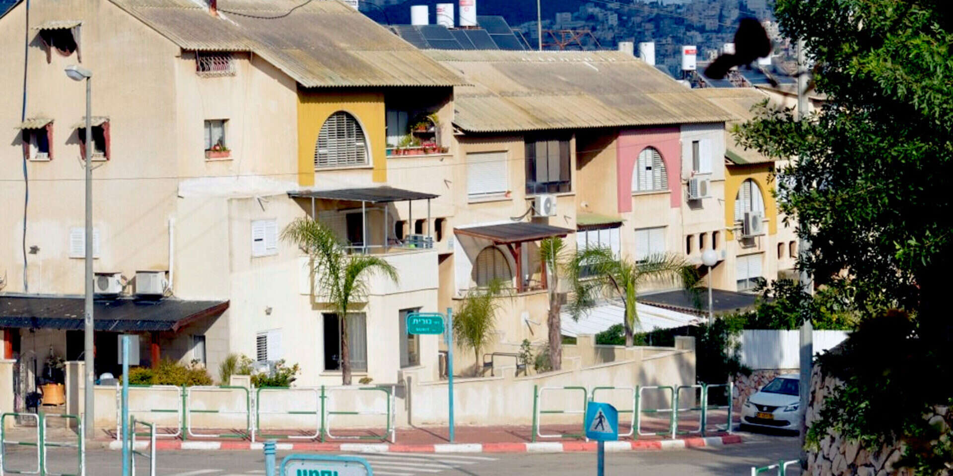 גגות האזבסט במגדל העמק לפני השיפוץ // צילום: דוברות עיריית מגדל העמק // גגות האזבסט במגדל העמק לפני השיפוץ // צילום: דוברות עיריית מגדל העמק , 
