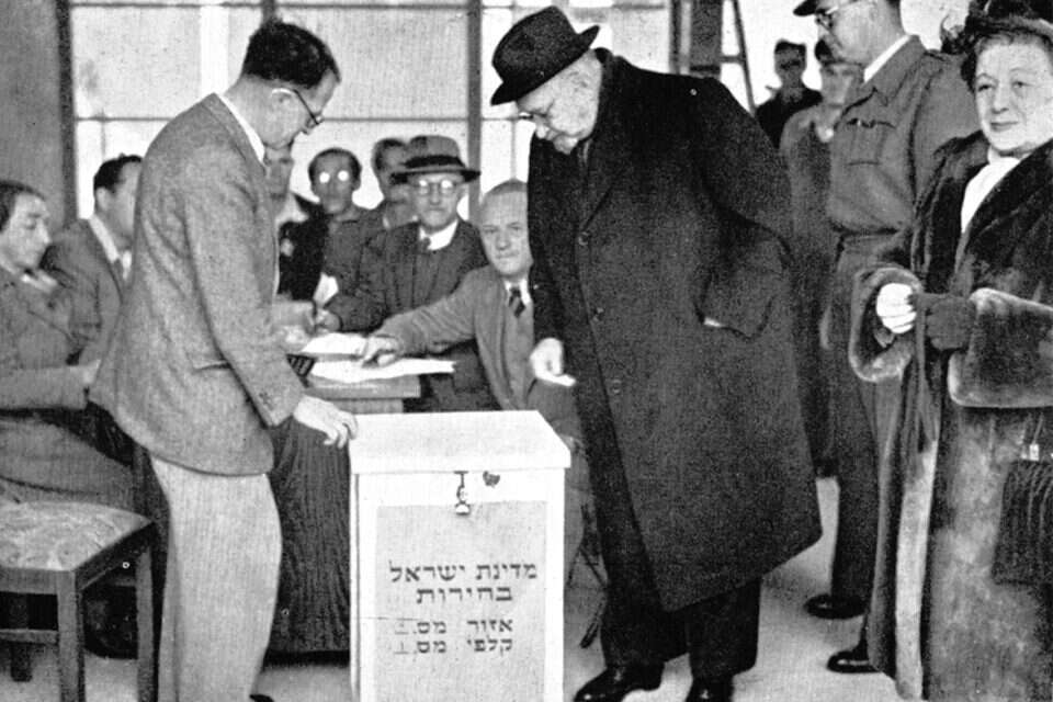 נשיא המדינה הראשון, חיים ויצמן, ורעייתו ורה מצביעים בקלפי בעיר רחובות ,