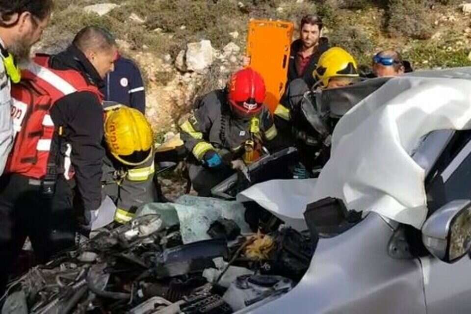 לוחמי האש פועלים לחילוץ המורכב של הלכודים במכונית הפרטית שנמעכה מעוצמת הפגיעה , 