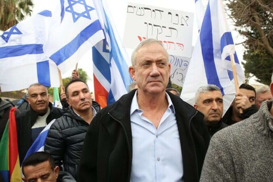 גנץ בהפגנת בני העדה הדרוזית מול ביתו, אתמול // צילום: יהושע יוסף ,