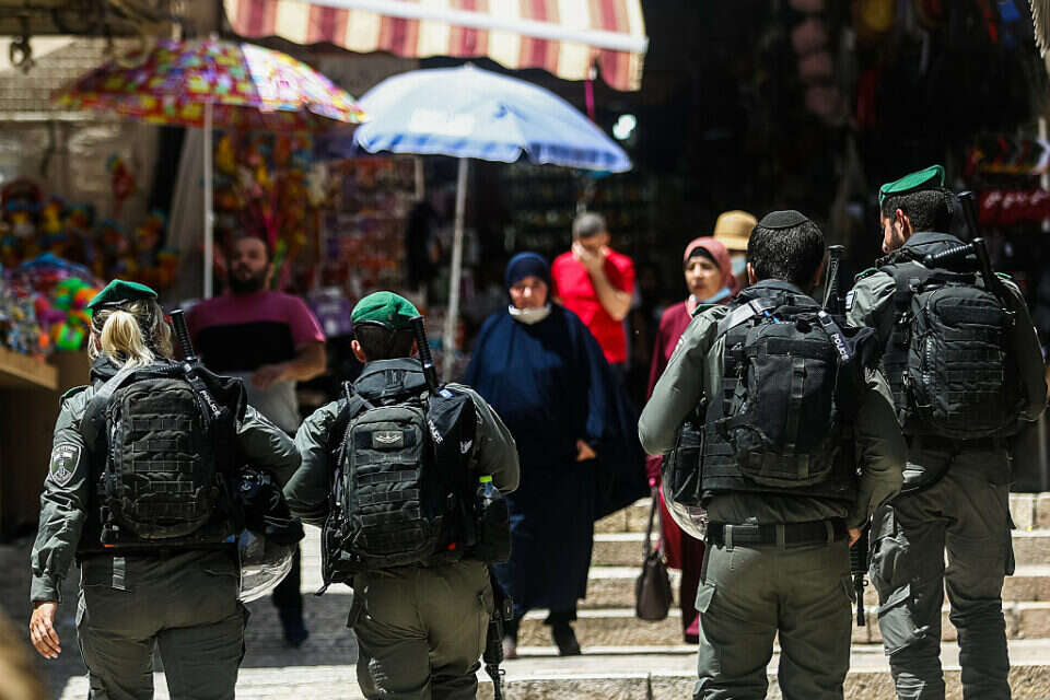 שוטרי מג"ב בשער שכם ברמדאן, ארכיון , אורן בן חקון