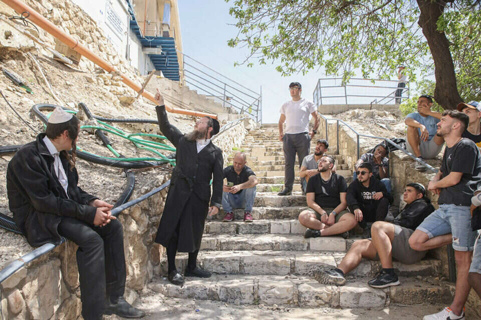 מוסקוביץ' בשיחה עם קבוצת נערים , דוד-כהן-ג׳יני