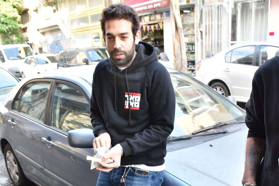 צילום: צ'ינו פפראצי // הראפר נצ'י נצ' מגלגל בכחול־לבן , 