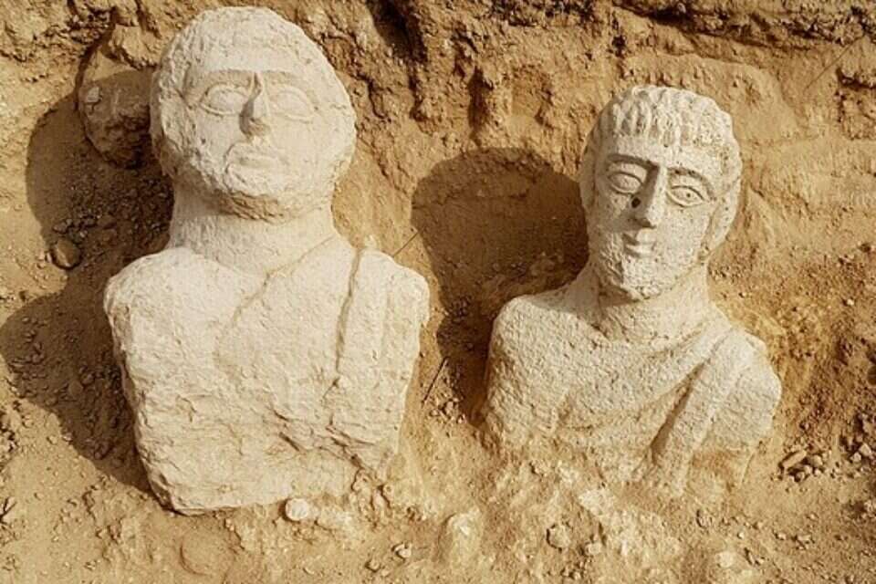 פסלי המצבה הרומיים // צילום: איתן קליין, רשות העתיקות ,