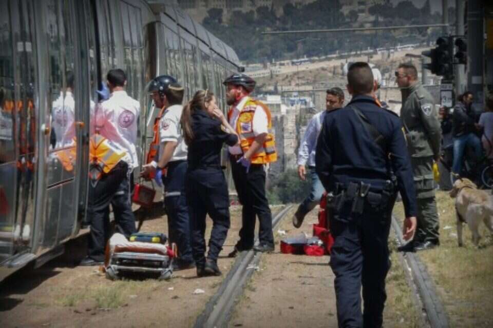 זירת הפיגוע // צילום: אורן בן חקון , 