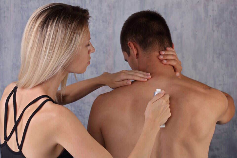 נשים ישמחו לעזור במריחת הגב. ג'ל למניעת הריון בגברים נמצא בניסוי // צילום המחשה: Getty Images , 